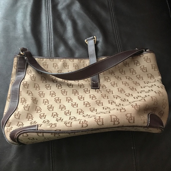 Dooney & Bourke shoulder bag- awesome shape - Picture 6 of 6